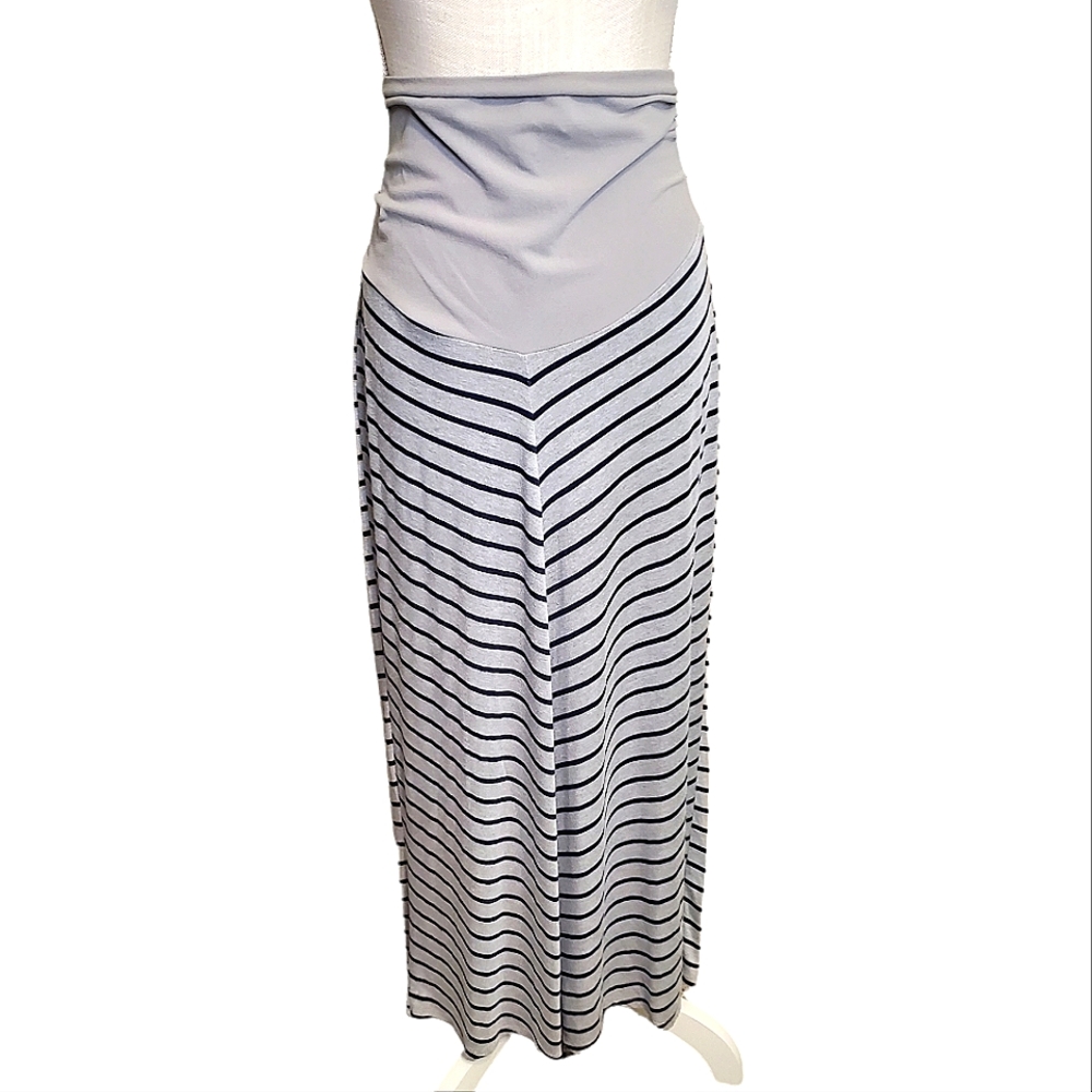 MOTHERHOOD | Women's gray and navy blue chevron stripe skirt. Size small.